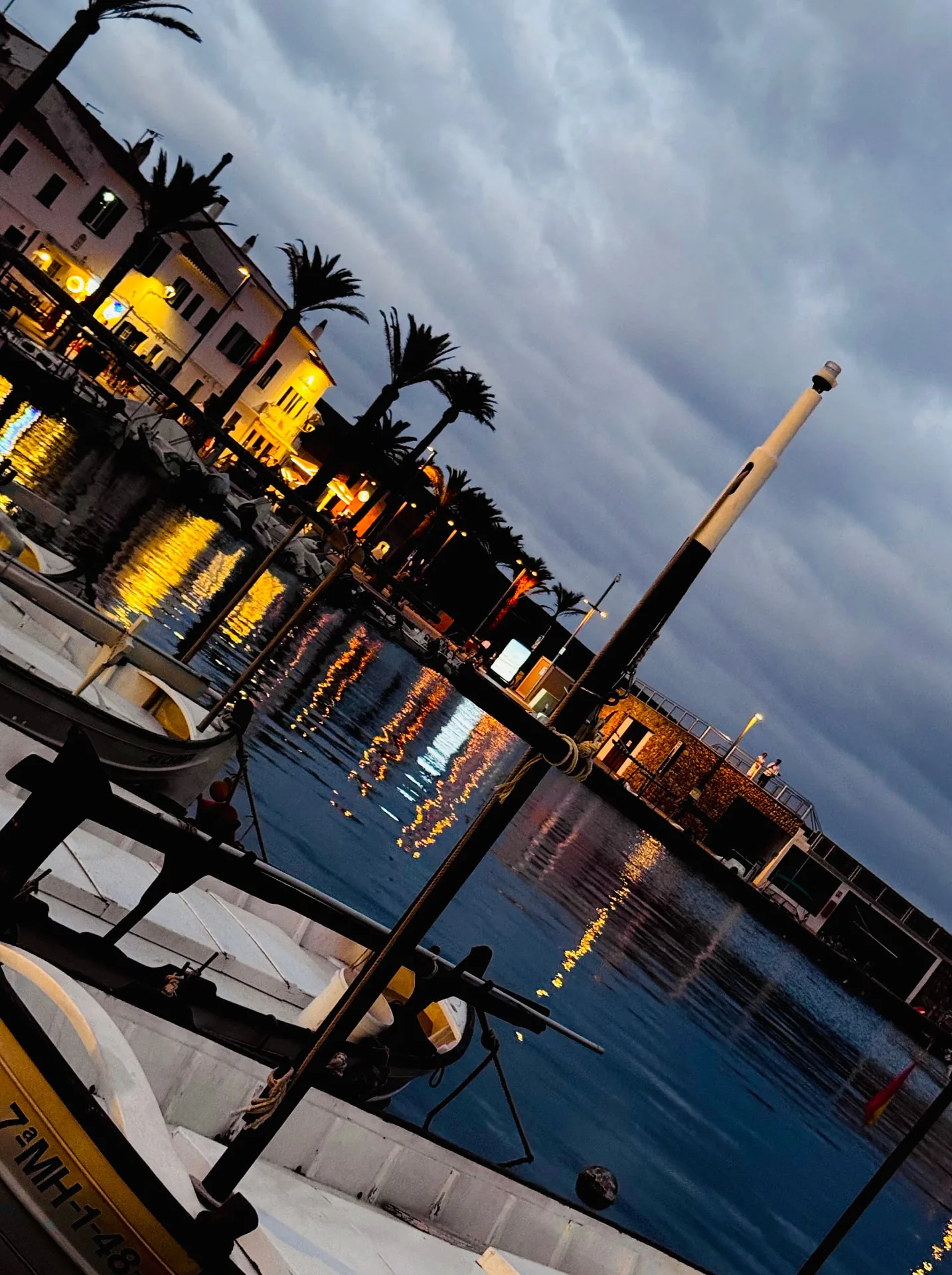 Marina mediterránea al anochecer, reflejos sobre el agua