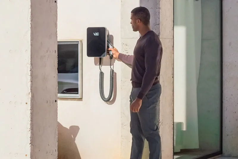 Punto de recarga de vehículo eléctrico instalado en un garaje