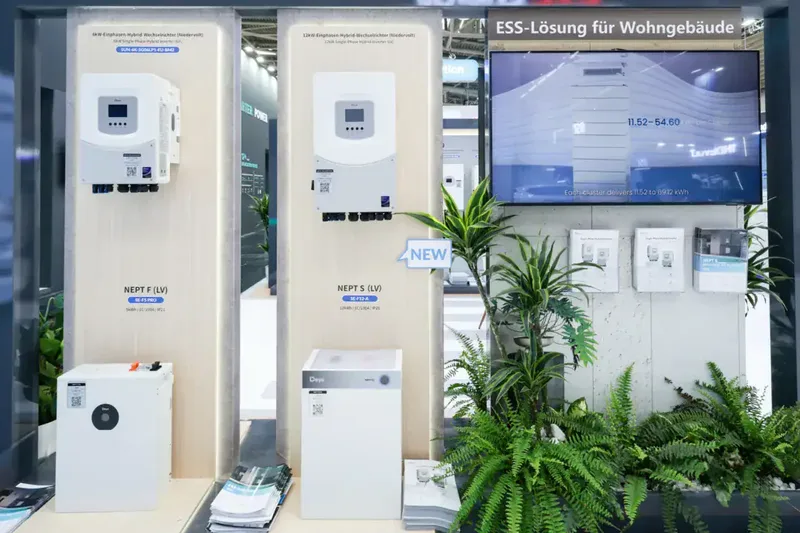 Inversores híbridos residenciales y baterías Deye expuestos en The smarter E Europe 2026