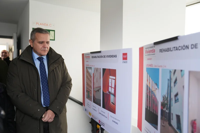 Visita oficial a viviendas rehabilitadas en Leganés con paneles informativos sobre las ayudas de la Comunidad de Madrid