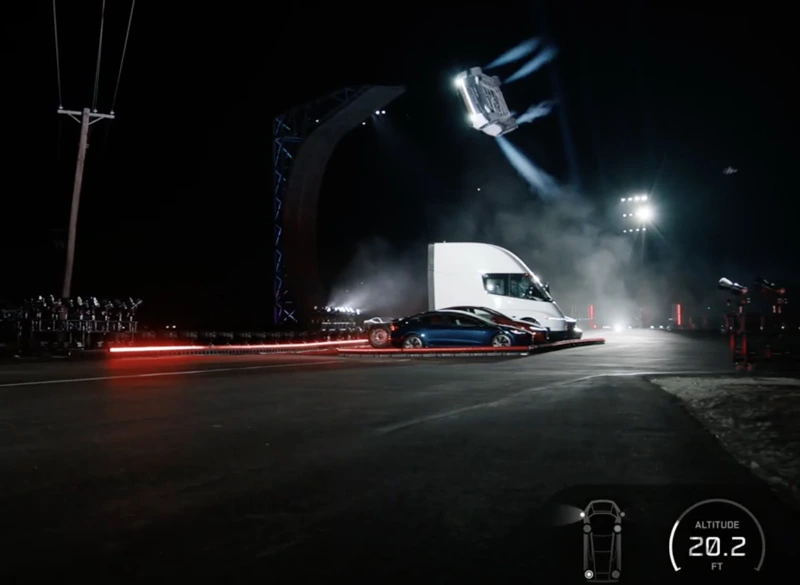 El nuevo Tesla Roadster en el aire durante la demostración de sus propulsores SpaceX