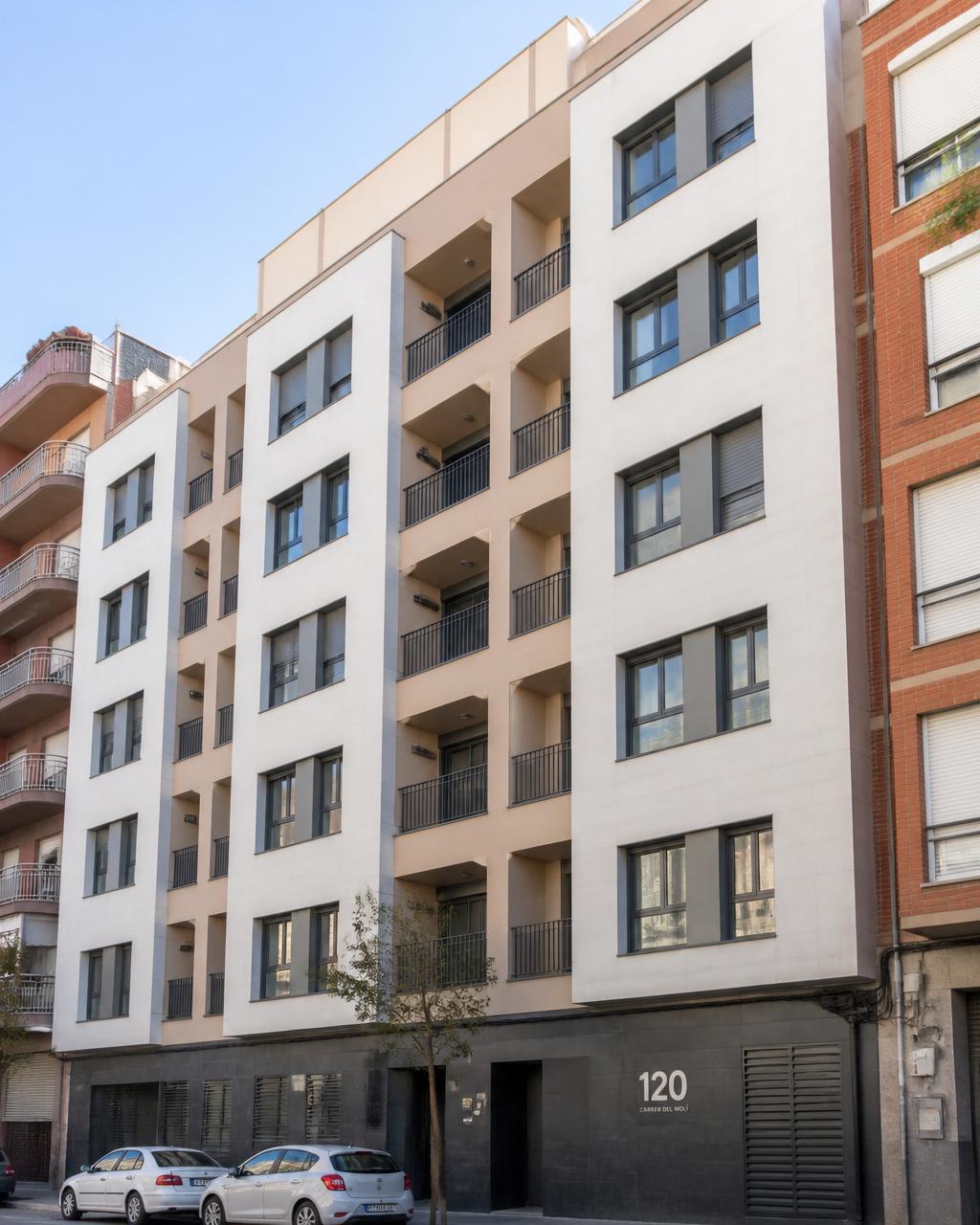 Edificio residencial contemporáneo al anochecer